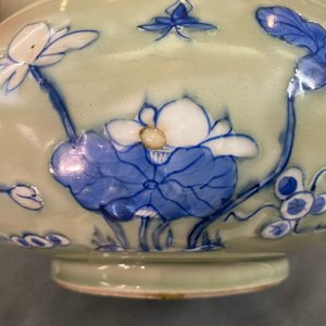 Een Chinese blauw-witte wierookbrander met celadon fondkleur, Kangxi — foto 12