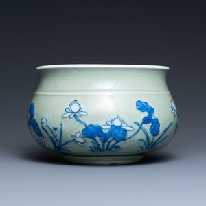 Een Chinese blauw-witte wierookbrander met celadon fondkleur, Kangxi — foto 2