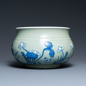 Een Chinese blauw-witte wierookbrander met celadon fondkleur, Kangxi — foto 5