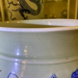 Een Chinese blauw-witte wierookbrander met celadon fondkleur, Kangxi — foto 8