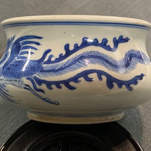 Een Chinese blauw-witte wierookbrander met een draak en een feniks, Kangxi — foto 19