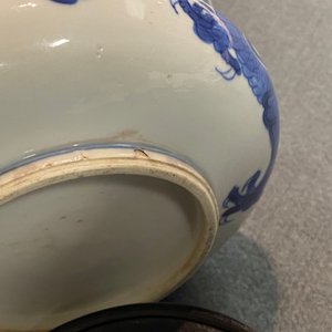 Een Chinese blauw-witte wierookbrander met een draak en een feniks, Kangxi — foto 20