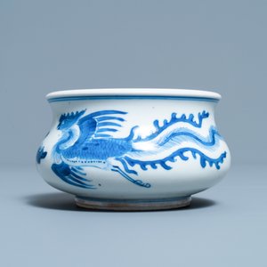 Een Chinese blauw-witte wierookbrander met een draak en een feniks, Kangxi — foto 4