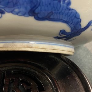 Een Chinese blauw-witte wierookbrander met een draak en een feniks, Kangxi — foto 10