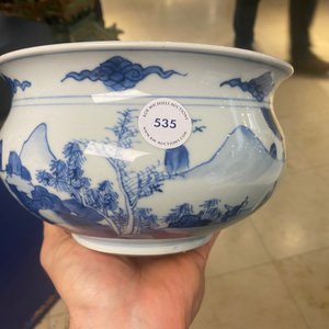 Een Chinese blauw-witte wierookbrander met figuren in een berglandschap, Kangxi — foto 8