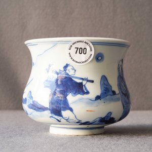 Een Chinese blauw-witte wierookbrander met figuren in een landschap, Kangxi — foto 9