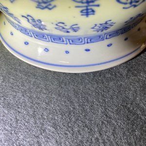 Een Chinese blauw-witte wierookbrander met inscripties, Kangxi — foto 12