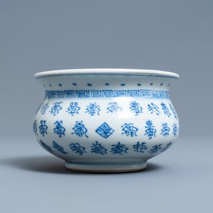 Een Chinese blauw-witte wierookbrander met inscripties, Kangxi — foto 2