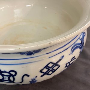 Een Chinese blauw-witte wierookbrander met kostbaarheden, Kangxi — foto 16