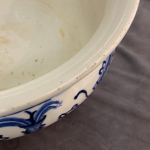 Een Chinese blauw-witte wierookbrander met kostbaarheden, Kangxi — foto 18