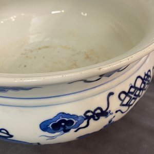 Een Chinese blauw-witte wierookbrander met kostbaarheden, Kangxi — foto 20