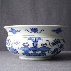 Een Chinese blauw-witte wierookbrander met kostbaarheden, Kangxi — foto 9
