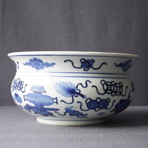 Een Chinese blauw-witte wierookbrander met kostbaarheden, Kangxi — foto 10