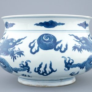 Een Chinese blauw-witte wierookbrander met vechtende draken, Kangxi — foto 1