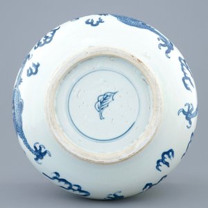 Een Chinese blauw-witte wierookbrander met vechtende draken, Kangxi — foto 3