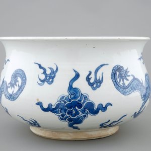 Een Chinese blauw-witte wierookbrander met vechtende draken, Kangxi — foto 3