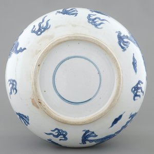 Een Chinese blauw-witte wierookbrander met vechtende draken, Kangxi — foto 6