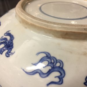 Een Chinese blauw-witte wierookbrander met vechtende draken, Kangxi — foto 9