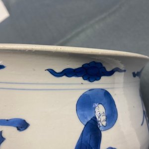 Een Chinese blauw-witte wierookbrander met vier luohans, Kangxi — foto 15