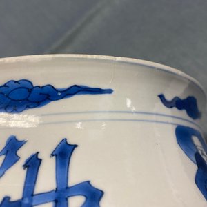 Een Chinese blauw-witte wierookbrander met vier luohans, Kangxi — foto 17