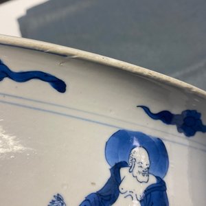 Een Chinese blauw-witte wierookbrander met vier luohans, Kangxi — foto 22