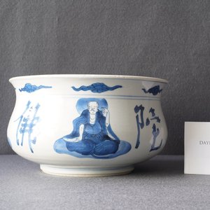 Een Chinese blauw-witte wierookbrander met vier luohans, Kangxi — foto 8