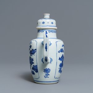 Een Chinese blauw-witte wijnkan met decor van kostbaarheden, Kangxi — foto 4
