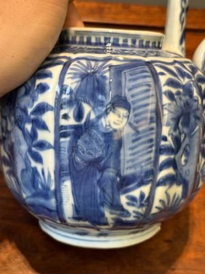 Een Chinese blauw-witte wijnkan met deksel met figuratief decor, Wanli — foto 7