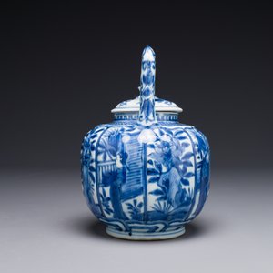 Een Chinese blauw-witte wijnkan met deksel met figuratief decor, Wanli — foto 2