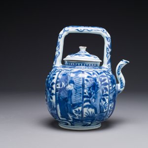 Een Chinese blauw-witte wijnkan met deksel met figuratief decor, Wanli — foto 3