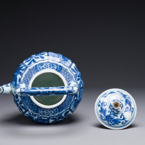 Een Chinese blauw-witte wijnkan met deksel met figuratief decor, Wanli — foto 5