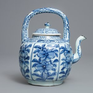 Een Chinese blauw-witte wijnkan met floraal decor, Wanli — foto 2