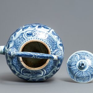Een Chinese blauw-witte wijnkan met floraal decor, Wanli — foto 7