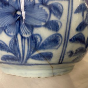 Een Chinese blauw-witte wijnkan met floraal decor, Wanli — foto 9
