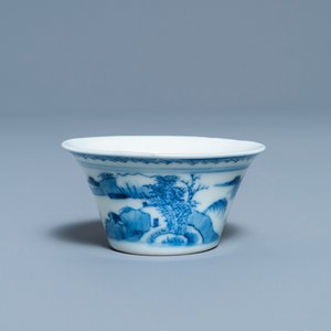 Een Chinese blauw-witte wijnkop met kalligrafie, Kangxi — foto 1