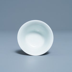 Een Chinese blauw-witte wijnkop met kalligrafie, Kangxi — foto 6