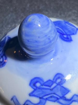 Een Chinese blauw-witte 'Xi Xiang Ji' dekselkan, Xuande merk, Kangxi — foto 13