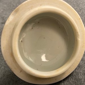 Een Chinese blauw-witte 'Xi Xiang Ji' dekselkan, Xuande merk, Kangxi — foto 13