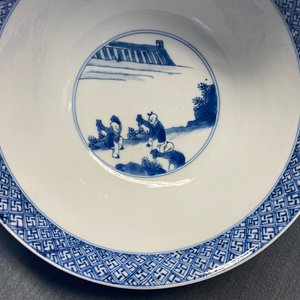 Een Chinese blauw-witte 'Xi Xiang Ji' kom, Kangxi merk en periode — foto 9
