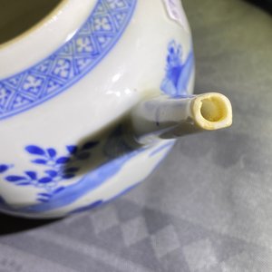 Een Chinese blauw-witte 'Xi Xiang Ji' theepot met deksel, Kangxi/Yongzheng — foto 12