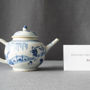 Een Chinese blauw-witte 'Xi Xiang Ji' theepot met deksel, Kangxi/Yongzheng — foto 9