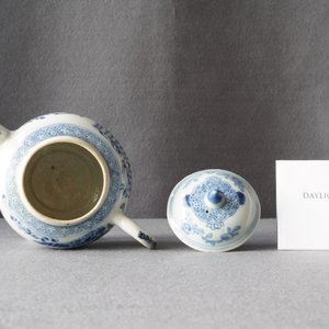 Een Chinese blauw-witte 'Xi Xiang Ji' theepot met deksel, Kangxi/Yongzheng — foto 10