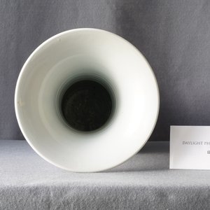 Een Chinese blauw-witte yenyen vaas met een rivierlandschap, Kangxi — foto 9