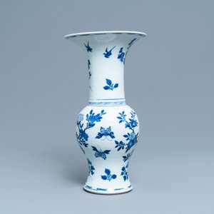 Een Chinese blauw-witte yenyen vaas met een vogel bij bloesems, Kangxi — foto 3