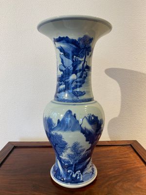 Een Chinese blauw-witte 'yenyen' vaas met figuren in een landschap, 19/20e eeuw — foto 1