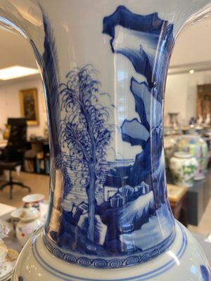 Een Chinese blauw-witte 'yenyen' vaas met figuren in een landschap, 19/20e eeuw — foto 17