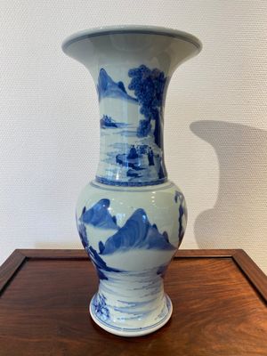 Een Chinese blauw-witte 'yenyen' vaas met figuren in een landschap, 19/20e eeuw — foto 4