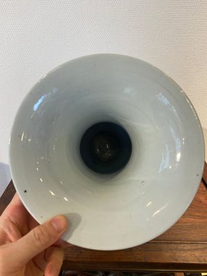 Een Chinese blauw-witte 'yenyen' vaas met figuren in een landschap, 19/20e eeuw — foto 5
