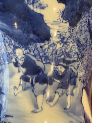Een Chinese blauw-witte 'yenyen' vaas met figuren in een landschap, 19/20e eeuw — foto 10