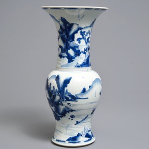 Een Chinese blauw-witte yenyen vaas met figuren in een landschap, Kangxi — foto 3